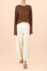 Suéter de tejido calado en color café, con cuello redondo, mangas largas y diseño corto de silueta holgada.