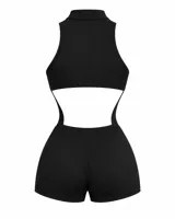 Mono corto de microfibra negro, al cuerpo, con aberturas laterales en la cintura, escote halter con abertura frontal y tiras para atar al cuello.