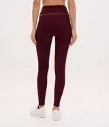 Legging deportiva de tiro alto confeccionada en microfibra acanalada color verde militar, con detalle de vivo en contraste en la cintura.