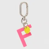 Llavero con dije en forma de letra A color rosado y pequeño dije circular amarillo con logo de la marca grabado. Incluye gancho metálico tipo mosquetón.