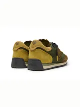 Championes Satorisan modelo Enso Twill Felt, diseño retro de inspiración skate en tonos verde militar, marrón y mostaza. Confeccionados en tejido twill y detalles en serraje, con cuello y lengüeta acolchados, cordones negros y suela de goma.