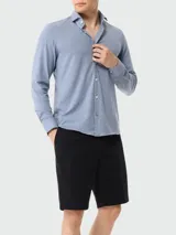 Bermudas de corte slim fit confeccionadas en gabardina de algodón elastizado, con diseño clásico de cinco bolsillos y cierre frontal con botón y cremallera.