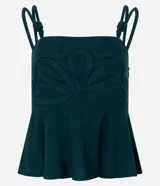 Blusa verde oscuro de viscolino con tirantes dobles ajustables mediante nudos. Presenta un corpiño estructurado con un detalle de flor en relieve en la parte delantera y smock en la espalda para un mejor ajuste. La prenda tiene un bajo peplum.