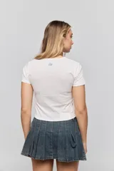 Remera negra de manga corta, con corte ajustado y estampa frontal en tono rosado que dice "Todo bien ya lloré" junto con un personaje ilustrado.