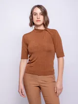 Top de cuello alto con detalle de lazo en el hombro y mangas tres cuartos, confeccionado en tejido de punto acanalado con acabado brillante.
