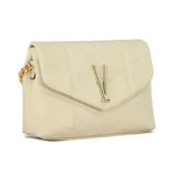 Cartera tipo sobre de color negro con diseño acolchado, solapa frontal y aplique metálico dorado con forma de letra V. Incluye correa de cadena dorada.