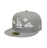 Gorro New Era 59Fifty de visera plana, color gris, con el logo de Los Angeles Dodgers bordado en blanco en relieve al frente, acompañado de aplicaciones de nubes bordadas con perlas sintéticas.