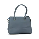 Cartera Darkness color gris con textura símil cuero, doble asa corta y correa larga desmontable.