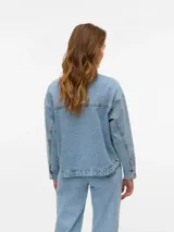 Campera de denim azul oscuro con cierre frontal de botones metálicos, bolsillos frontales aplicados y cuello camisero, de corte recto y holgado.
