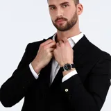 Reloj de pulsera Maserati modelo Attrazione con caja de acero inoxidable en tono oro rosa, esfera negra con índices y manecillas a juego, y correa de silicona negra texturizada. Incluye ventana de fecha a las 3 en punto.