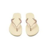 Ojotas Havaianas Slim color beige con tiras finas color oro rosa.