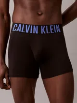 Pack de tres bóxers ajustados negros de algodón con cintura elástica distintiva de Calvin Klein en colores gris, blanco y azul.