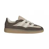 Championes adidas Handball Spezial ST, con diseño de perfil bajo en tonos marrones y beige. Presenta una combinación de gamuza y tejido acanalado, con las icónicas tres tiras laterales en color claro y suela de goma color caramelo.