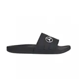 Ojotas Adidas Adilette Comfort, diseño en colaboración con Mercedes AMG Petronas. Color negro con el logo de Mercedes y la inscripción del equipo estampados en blanco en la banda superior.