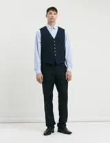 Camisa de manga larga con estampado de rayas verticales en azul y blanco, cuello clásico y bolsillo frontal.