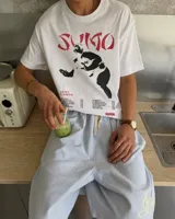 Remera blanca de manga corta y cuello redondo, con estampa frontal inspirada en la banda Sumo y su álbum After Chabón en colores negro y rojo.