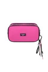 Necessaire rectangular de Las Oreiro en color fucsia, con cierre superior y tiradores decorativos de cordón. Presenta un parche frontal con el logo de la marca y un diseño de labios.
