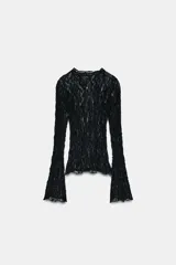 Top negro de encaje con cuello redondo, manga larga acampanada y bajo recto.