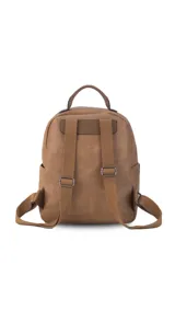 Mochila urbana color beige de símil cuero, con dos bolsillos frontales, bolsillo principal de gran capacidad con dos bolsillos internos con cierre y uno abierto, bolsillos laterales abiertos, asa de mano y correas regulables en galón.