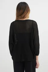 Sweater color verde militar de tejido calado con mangas 3/4 y cuello redondo.