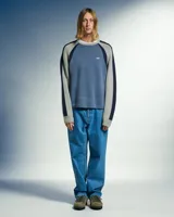 Sweater de punto con diseño en bloques de color, mangas raglán y cuello redondo acanalado. Presenta un pequeño logo bordado en el pecho.