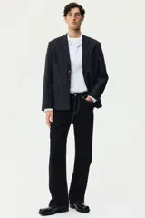 Camisa de vestir blanca slim fit de manga larga, confeccionada en tejido de punto elástico de mezcla de algodón, con cuello italiano y cierre frontal de botones.