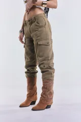 Pantalón cargo verde de denim con bolsillos y puño elástico en el bajo.