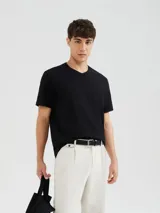 Camiseta de manga corta azul marino con cuello en V y logo bordado en el pecho.