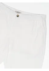 Pantalón Arrow de corte recto, color blanco, confeccionado en mezcla de lino y algodón, con bolsillos laterales y cierre frontal con botón y cremallera.