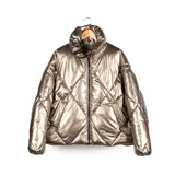 Campera puffer color bronce con cuello alto, cierre frontal negro, bolsillos laterales y elástico interno en la cintura.