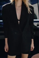 Blazer de corte oversize con cuello solapa, manga larga con hombreras y cierre frontal cruzado con botones. Cuenta con bolsillos delanteros con solapa.