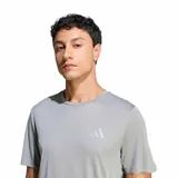 Remera deportiva Adidas Run Ess Tee M de color gris, con diseño de manga corta, cuello redondo y logo reflectante de la marca en el pecho.