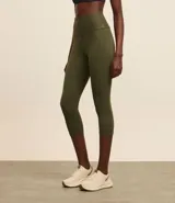 Pantalón deportivo tipo corsario de tiro alto, confeccionado en microfibra técnica con acabado liso. Presenta un corte ajustado que llega por debajo de la rodilla, diseñado para ofrecer libertad de movimiento y transpirabilidad durante la actividad física.