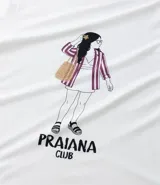 Remera blanca de algodón con estampa de una figura femenina con un blazer a rayas y un bolso de mimbre.