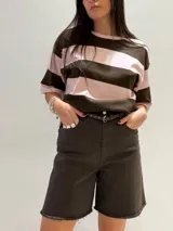 Bermuda color borgoña de gabardina elastizada, corte a la rodilla, con cinto fino con tachas y detalles de flecos en el ruedo.