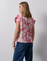Blusa estampada marca Alex & Parker, con cuello a la base y escote en V.
