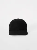 Gorro tipo gorra con visera de color negro, diseño clásico y liso.