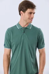 Remera polo de piqué azul marino, con cuello y puños de mangas cortas con ribete blanco en contraste, cierre frontal de dos botones y pequeño logo bordado en el pecho.