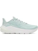 Championes de running Under Armour modelo W Turbulence 3, de color verde menta con entresuela blanca. Cuentan con capellada de malla transpirable, amortiguación Charged+ y suela de goma duradera.