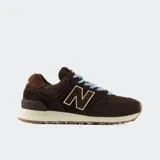 Championes urbanos New Balance modelo 574, color marrón con detalles en celeste y blanco, confeccionados en cuero, con logo N característico en los laterales y entresuela con tecnología ENCAP.