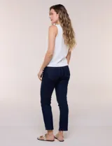 Musculosa tejida en hilado fino marca Ninety, color verde militar, con escote redondo y diseño sin mangas.