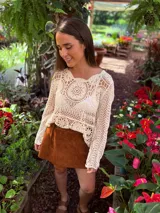 Falda corta tipo pareo confeccionada en cuero color camel, con diseño envolvente ajustable mediante lazos laterales.