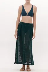 Falda larga de encaje color verde oscuro, de corte fluido y cintura elástica.