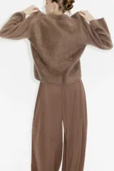 Pantalón de punto elástico color marrón, con cintura elástica fruncida y diseño de piernas globo con elástico fino en los bajos.
