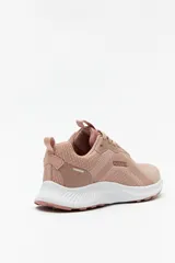 Zapatillas deportivas negras de tela transpirable con cordones a tono y suela blanca de 3cm de alto.