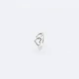 Anillo de plata 925 con diseño de dos corazones entrelazados en la parte superior y banda fina.