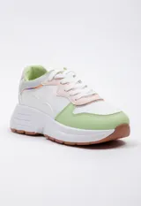 Zapatillas blancas de símil cuero acordonadas con cortes irregulares y pequeños detalles iridiscentes. Su plataforma es irregular y cuenta con 5 cm de alto.