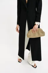 Bolso tipo sobre con acabado metalizado y diseño trenzado. Cuenta con una correa de cadena dorada extraíble, cierre mediante clip imantado y un bolsillo interior.