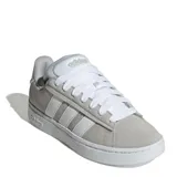 Championes urbanos Adidas modelo Grand Court Alpha, color gris con detalles en blanco. Presentan un diseño inspirado en el tenis clásico, confeccionados en material sintético tipo nobuk, con las icónicas tres tiras laterales, cierre de cordones y suela de goma con tecnología Cloudfoam para mayor amortiguación.