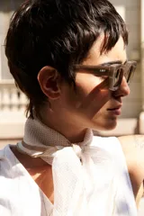 Lentes de sol color marrón con marco cuadrado y lentes polarizadas con protección UV400.